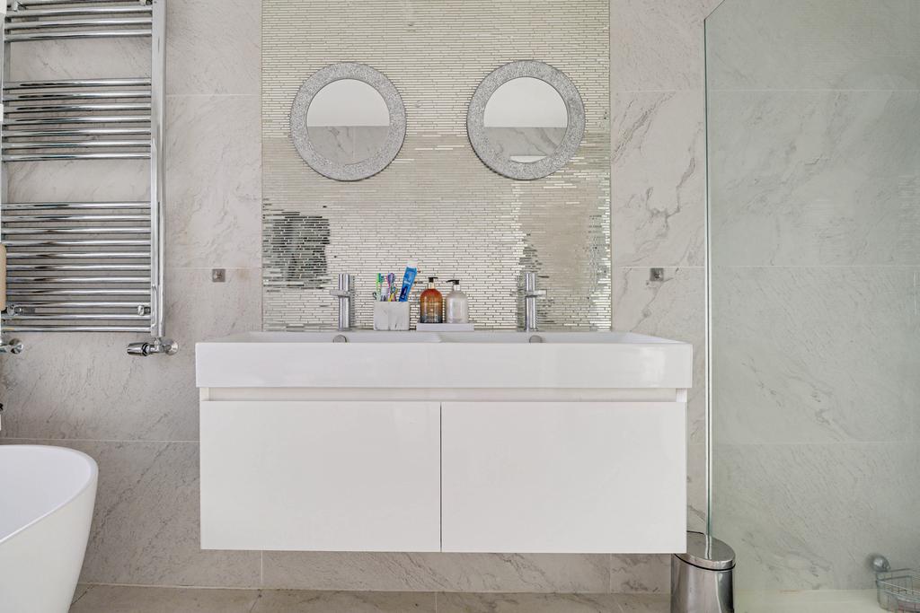 Ensuite to Principal room