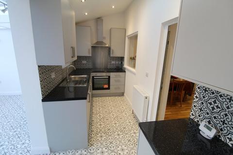3 bedroom semi-detached house to rent, Broomgrove Gardens, Edgware, HA8