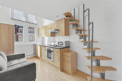 Studio to rent, Palace Court, London W2