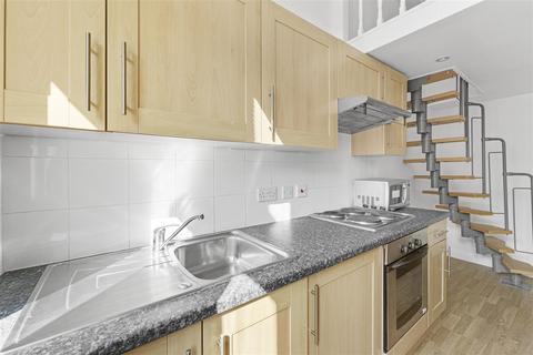 Studio to rent, Palace Court, London W2
