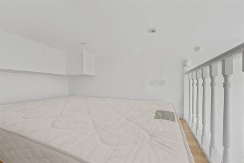 Studio to rent, Palace Court, London W2