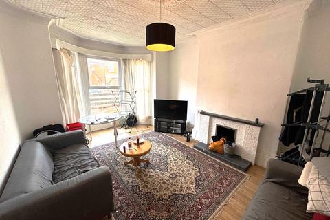 6 bedroom terraced house to rent, St Michaels Terrace, Headingley LS6