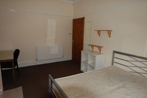 6 bedroom terraced house to rent, Manor Terrace, Hyde Park LS6