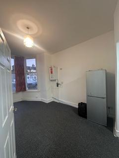 2 bedroom flat to rent, 37b Norfolk Road Ilford IG3 8LQ
