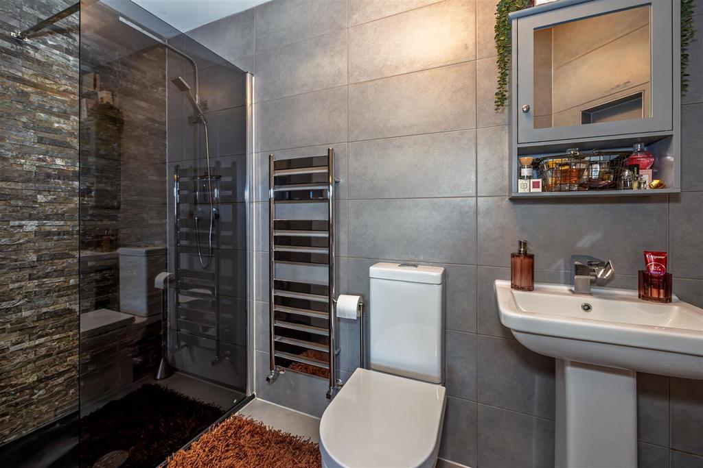 Bedroom 1 en suite 1 SAPL3880-20251125-Dx O Deep PRI