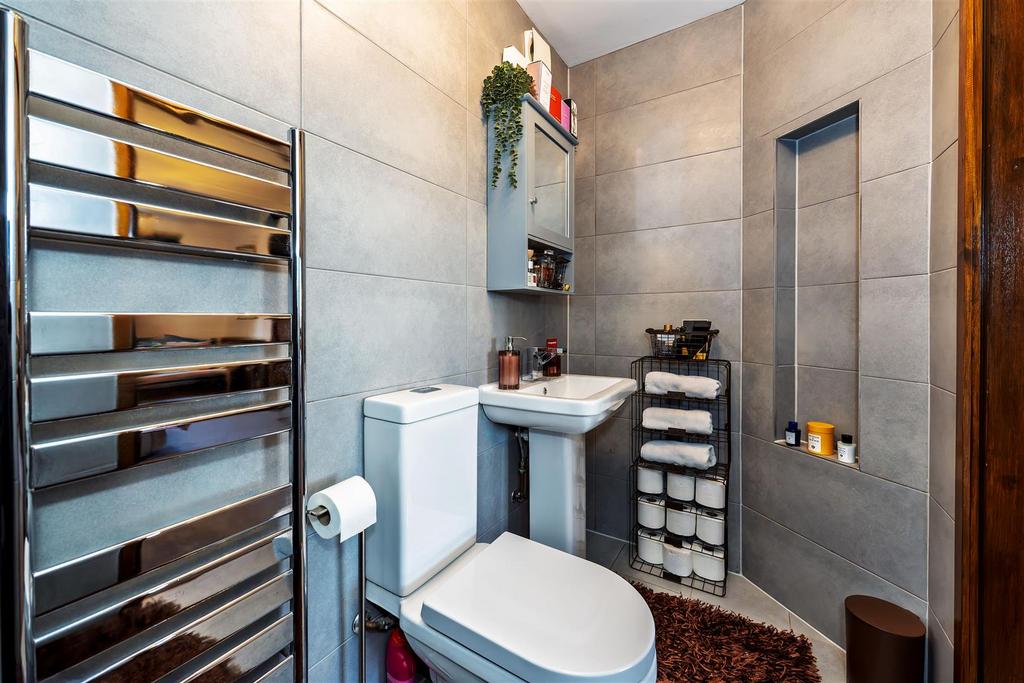 Bedroom 1 ensuite 1.1 SAPL3887-20251125-Dx O Deep PR