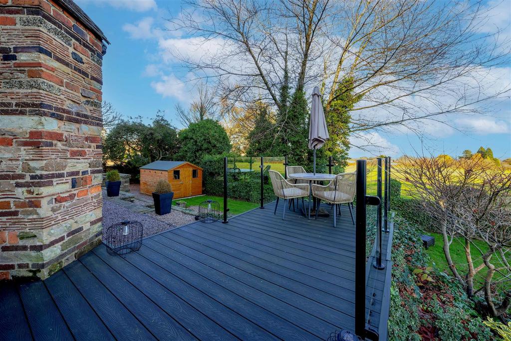 Patio decking  area SAPL3789-20251125-Dx O Deep PRIM
