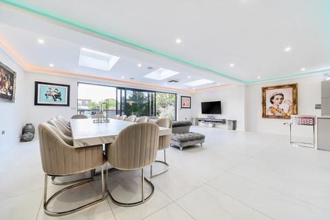 undefined, Bourne Hill, London, N13