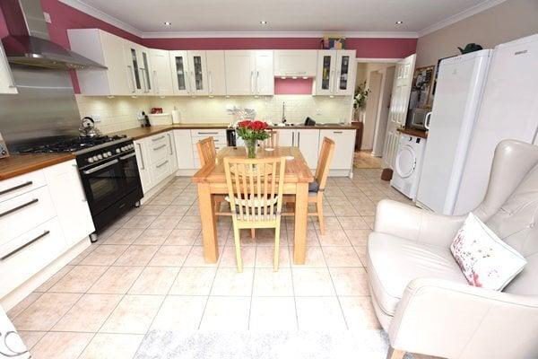 Breakfast/kitchen