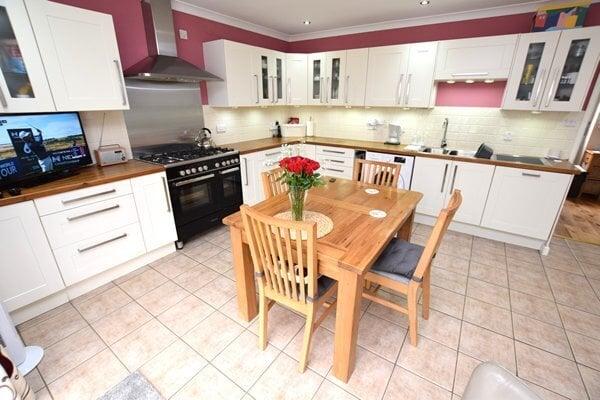 Breakfast/kitchen