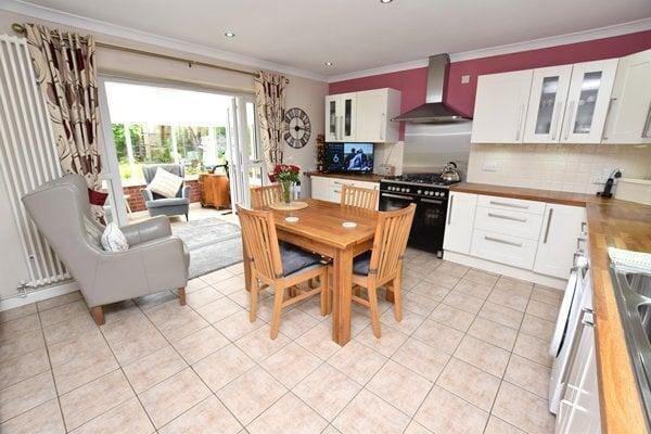 Breakfast/kitchen