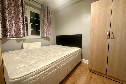 3 bedroom flat to rent, Holmbury Court, Upper Tooting Road, London SW17