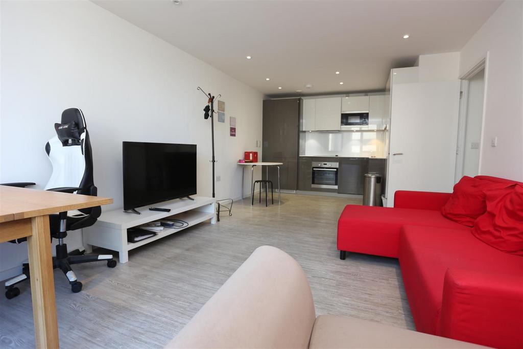 7 Embankment Hse new lounge3.JPG