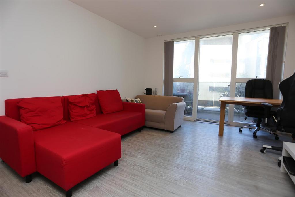 7 Embankment Hse new lounge2.JPG
