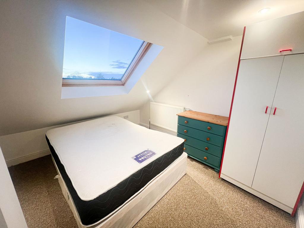 Onslow Gardens E18