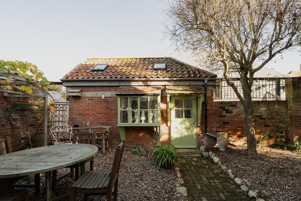 321163 - Swan House, Mistley-15.jpg