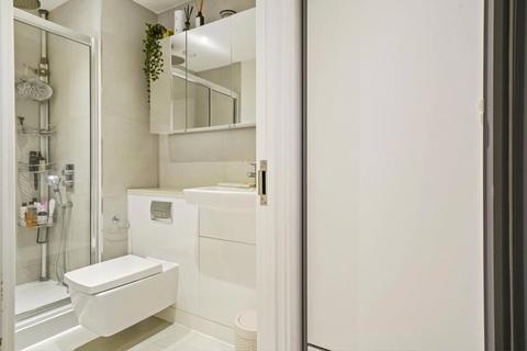 3 bedroom apartment to rent, Wilkinson Close, London, NW2