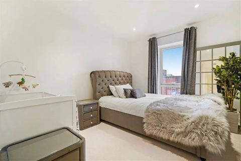 3 bedroom apartment to rent, Wilkinson Close, London, NW2