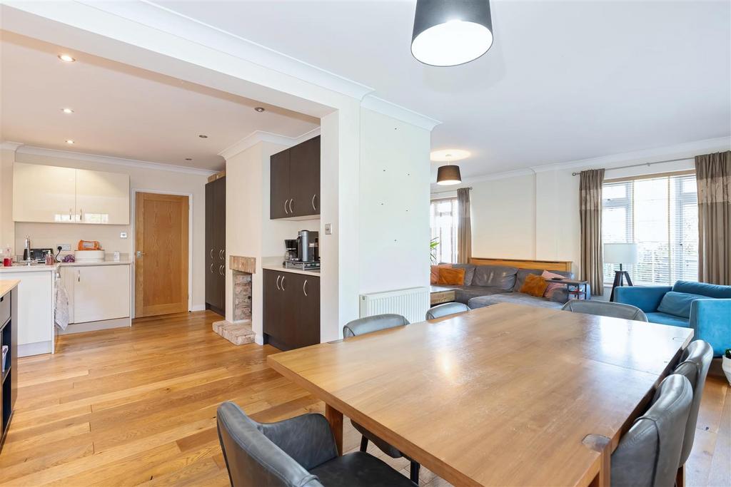 Cowdray Drive 18.jpg