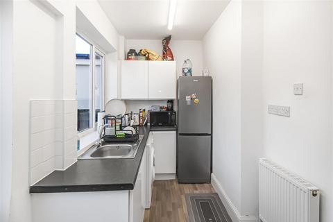 2 bedroom house to rent, Briarwood Avenue, Droylsden, Manchester