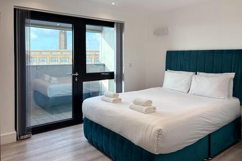 3 bedroom flat to rent, Harlequin Avenue