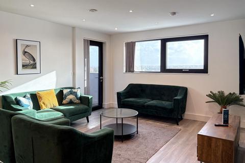 3 bedroom flat to rent, Harlequin Avenue