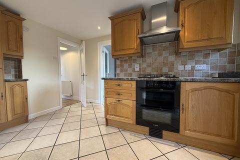 3 bedroom semi-detached house to rent, Woodcote Way, Reading RG4