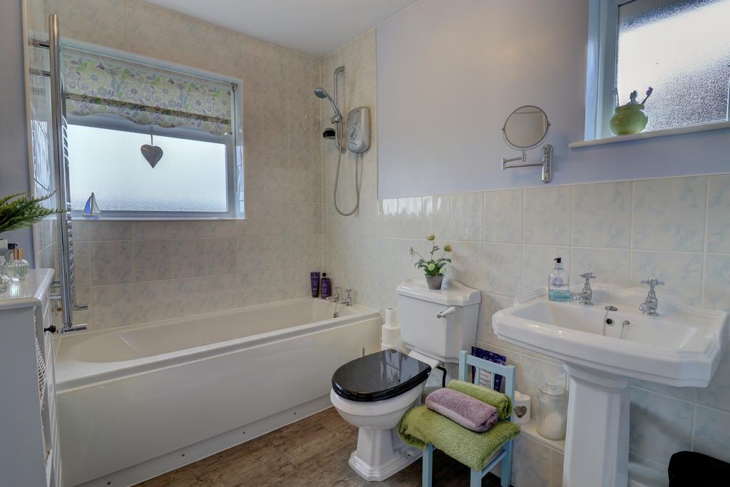 13.bathroom.jpg