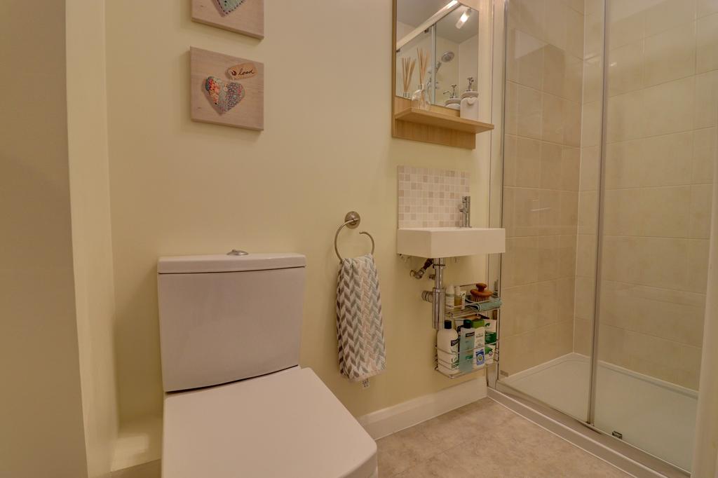 10.shower room.jpg