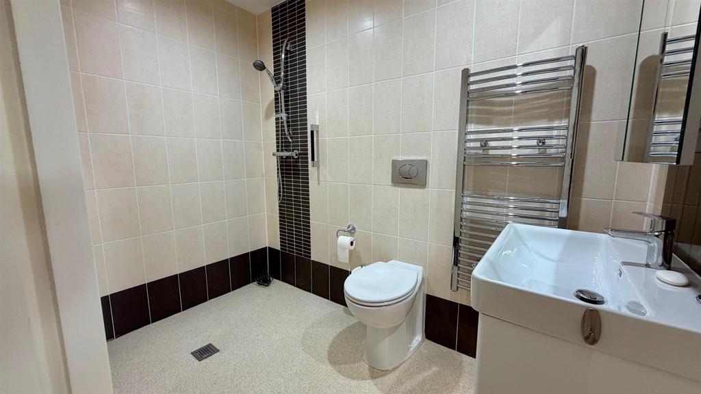 En suite tiled 3 piece shower room