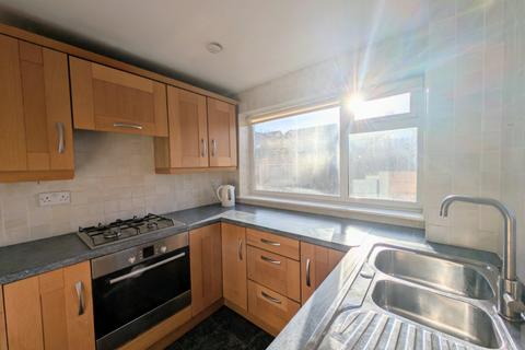 3 bedroom semi-detached house to rent, Newton Close, Wakefield, West Yorkshire, WF1