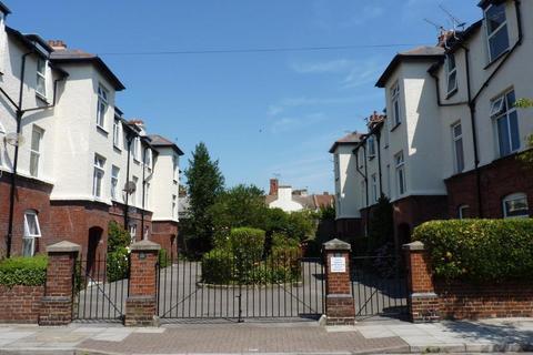 2 bedroom flat to rent, MOULIN AVENUE, WISBOROUGH ROAD, PO5 2RF