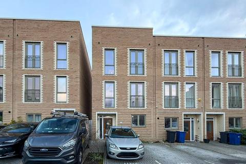 3 bedroom end of terrace house to rent, Edgecumbe Avenue, London, NW9