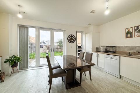 3 bedroom end of terrace house to rent, Edgecumbe Avenue, London, NW9