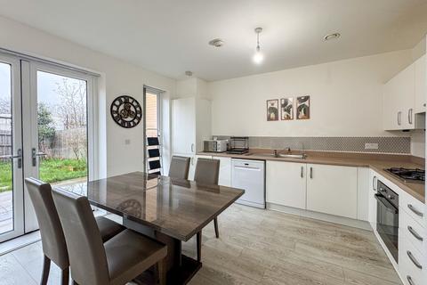 3 bedroom end of terrace house to rent, Edgecumbe Avenue, London, NW9