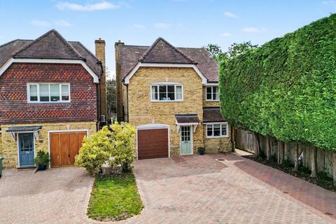 Manor Road North, Hinchley Wood, KT10