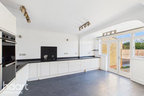 4 bedroom semi-detached house for sale, Mashiters Walk, Romford, Marshalls Park, RM1