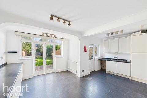 4 bedroom semi-detached house for sale, Mashiters Walk, Romford, Marshalls Park, RM1