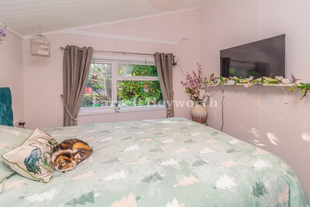 Bedroom 1 image 2