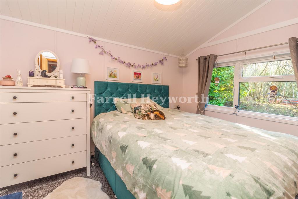 Bedroom 1 image 3