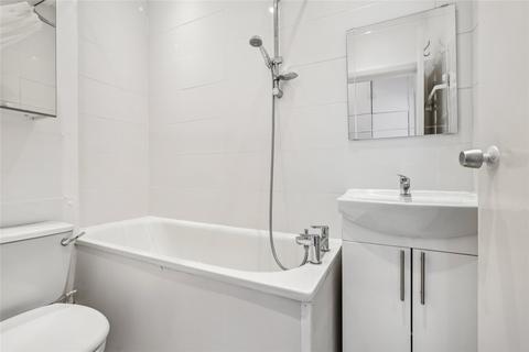 Studio to rent, Wetherby Gardens, London, SW5