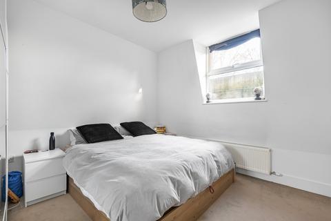 2 bedroom duplex to rent, The Pavement, London, SW4