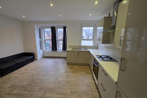 3 bedroom flat to rent, Coleraine Road, Wood Green, N8