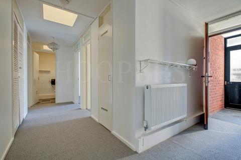 3 bedroom semi-detached bungalow to rent, Rainborough Close, London, NW10