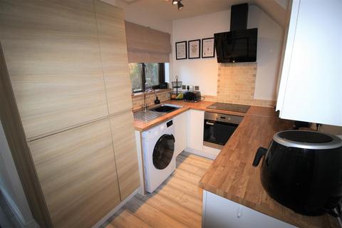 2 bedroom end of terrace house to rent, Slimbridge Close, Redditch