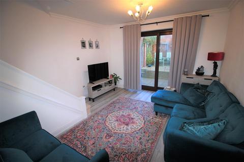 2 bedroom end of terrace house to rent, Slimbridge Close, Redditch