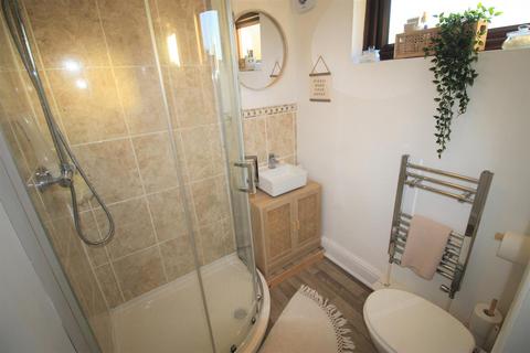 2 bedroom end of terrace house to rent, Slimbridge Close, Redditch