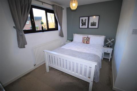 2 bedroom end of terrace house to rent, Slimbridge Close, Redditch