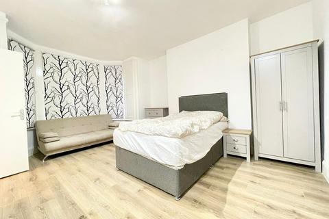 Studio to rent, W10