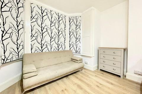 Studio to rent, W10